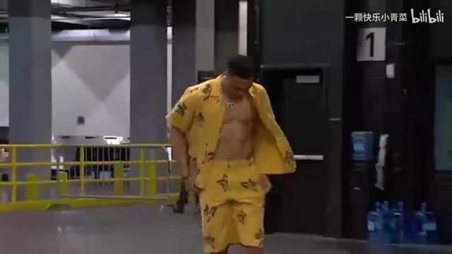 名场面威少秀八块腹肌入场巴克利演播厅立马做仰卧起坐 名场面威少秀八块腹肌入场巴克利演播厅立马做仰卧起坐