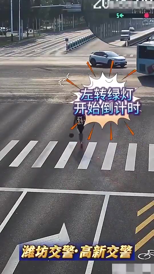 脑子有大病一小伙跑到大马路上去练运球结果被车撞飞 脑子有大病一小伙跑到大马路上去练运球结果被车撞飞