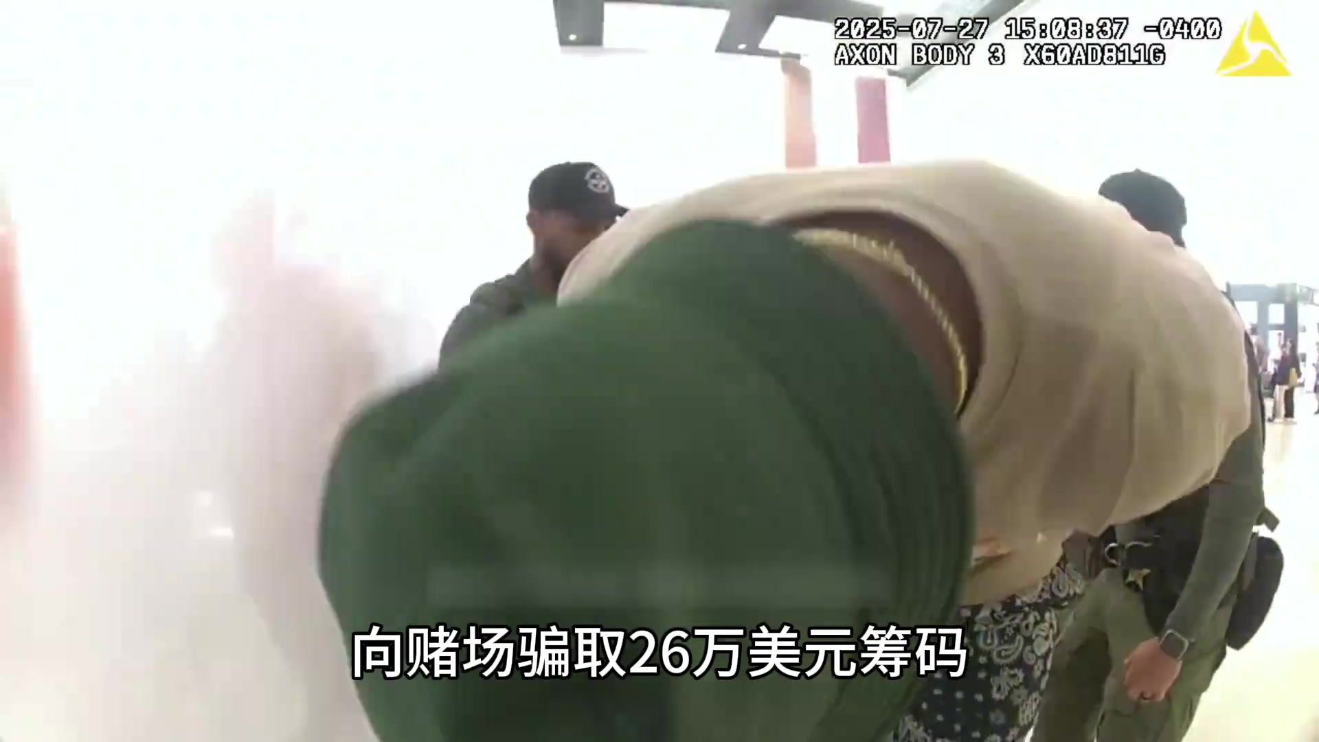 小莫里斯被捕过程曝光以防万一警员给他戴了三副镣铐 小莫里斯被捕过程曝光以防万一警员给他戴了三副镣铐
