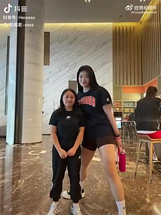 李梦有多魁梧此前她和粉丝合影身材简直是对方两倍 李梦有多魁梧此前她和粉丝合影身材简直是对方两倍