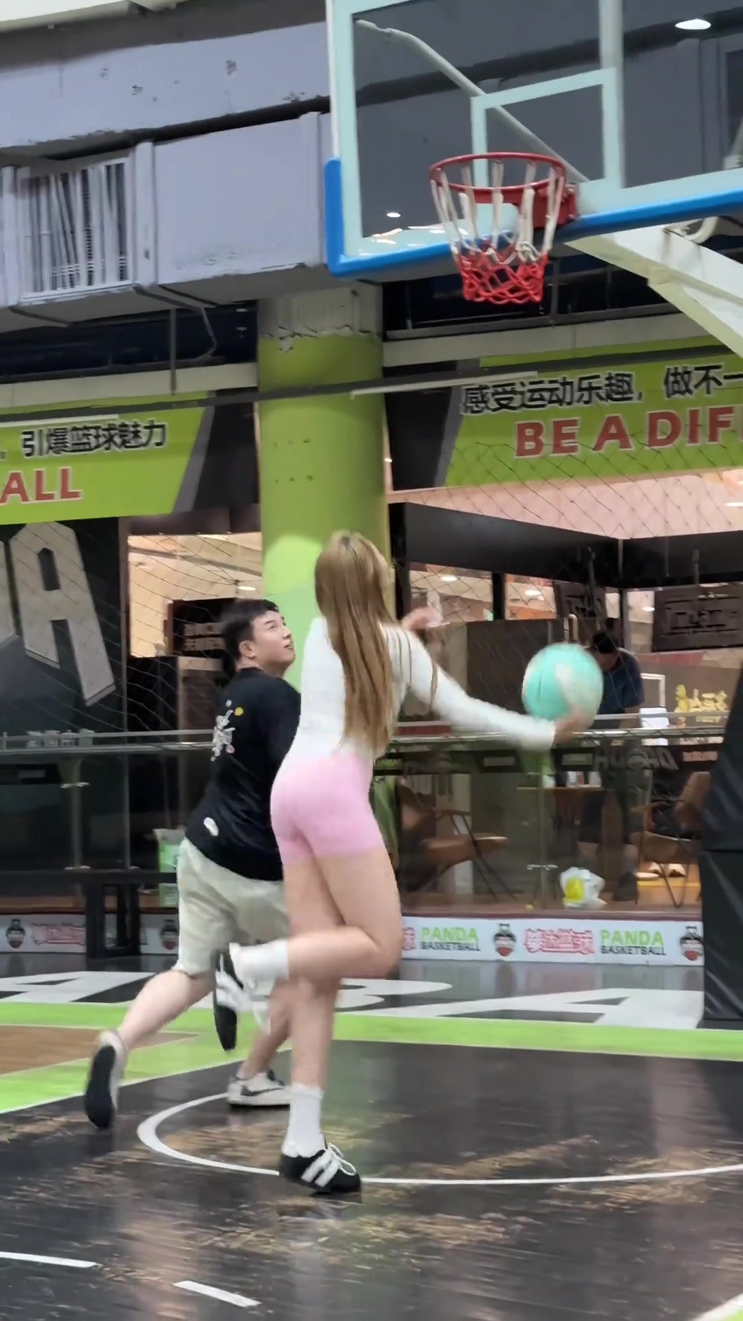 现在的网红不穿瑜伽裤都不会打球了啊 现在的网红不穿瑜伽裤都不会打球了啊
