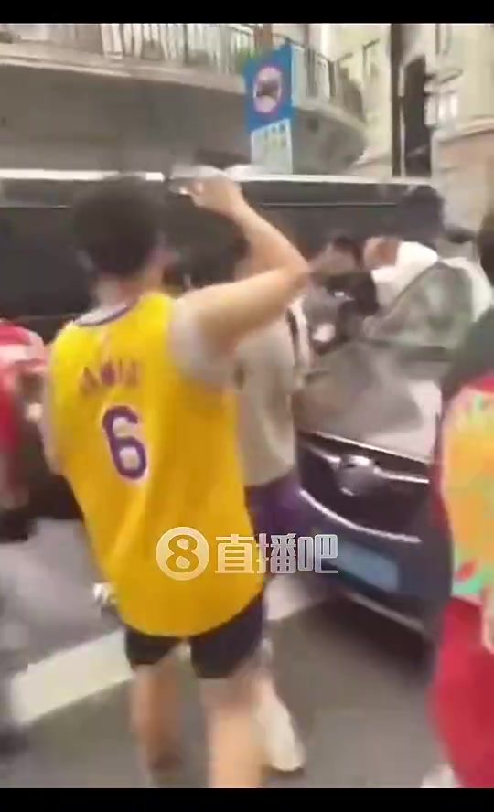 疯狂詹姆斯安保人员此前驱逐球迷都TM滚开你们这些混蛋 疯狂詹姆斯安保人员此前驱逐球迷都TM滚开你们这些混蛋