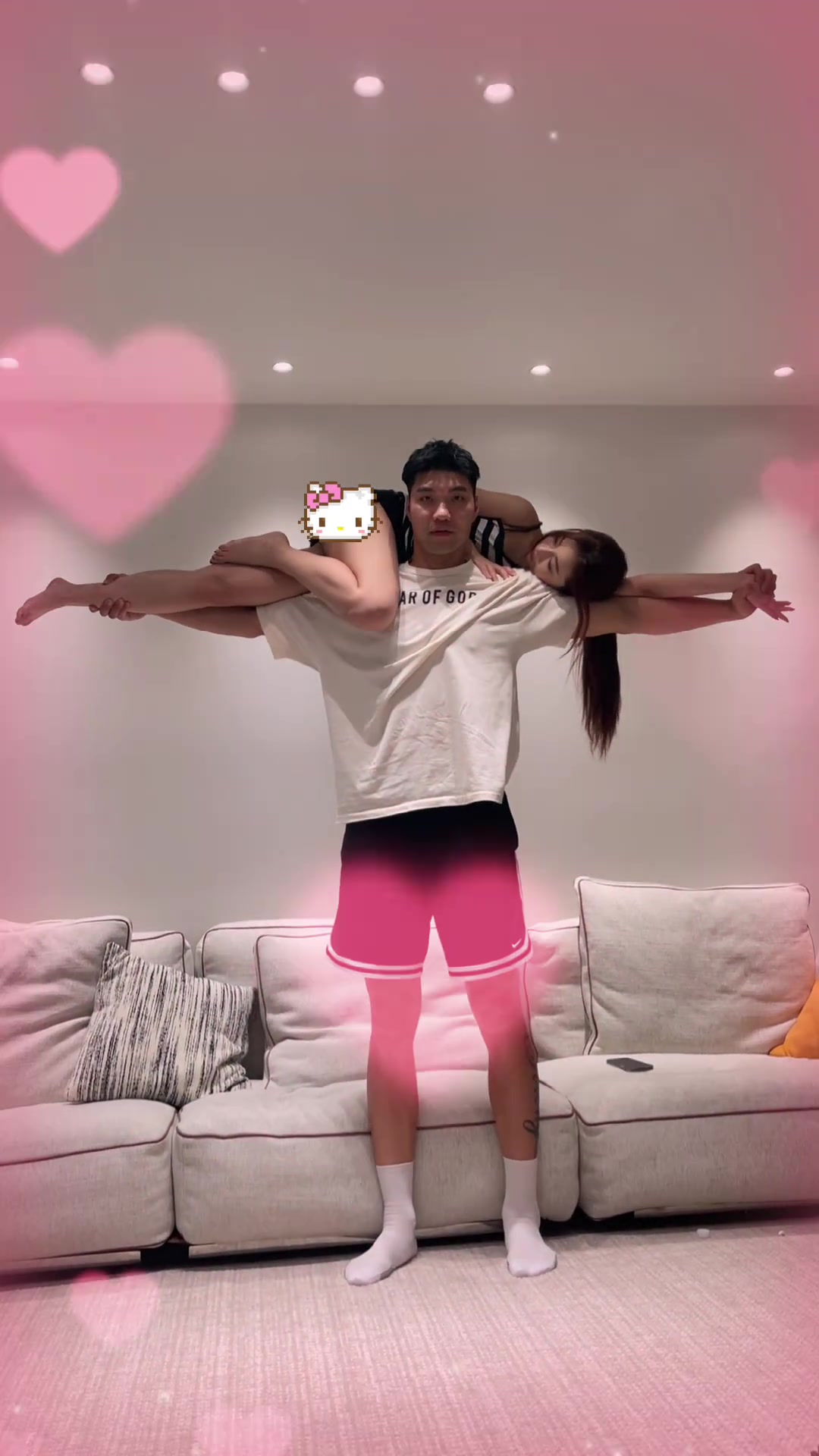 王增杰妻子晒十字举秀恩爱他的表情好像不太高兴呢 王增杰妻子晒十字举秀恩爱他的表情好像不太高兴呢