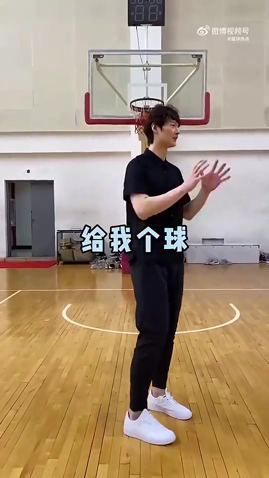 这么幽默王哲林此前搞笑视频如何在篮球场撩妹 这么幽默王哲林此前搞笑视频如何在篮球场撩妹