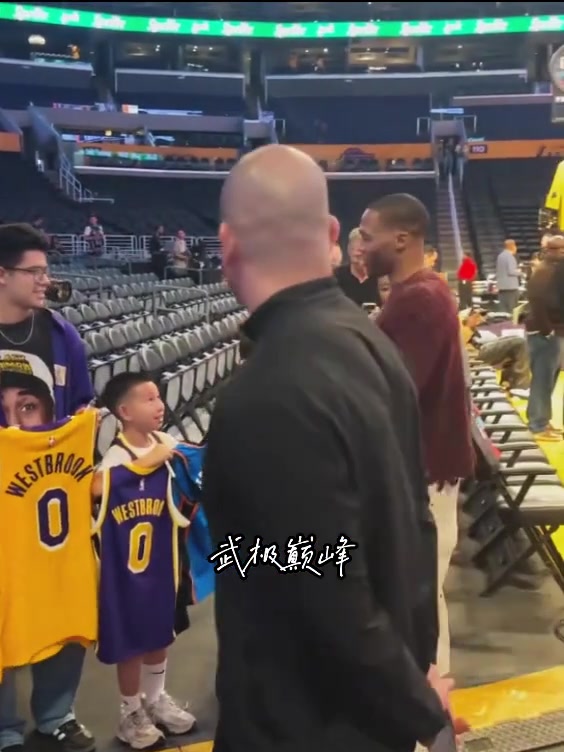 威少重返湖人主场为球迷签名这是不愿意签湖人球衣吗 威少重返湖人主场为球迷签名这是不愿意签湖人球衣吗