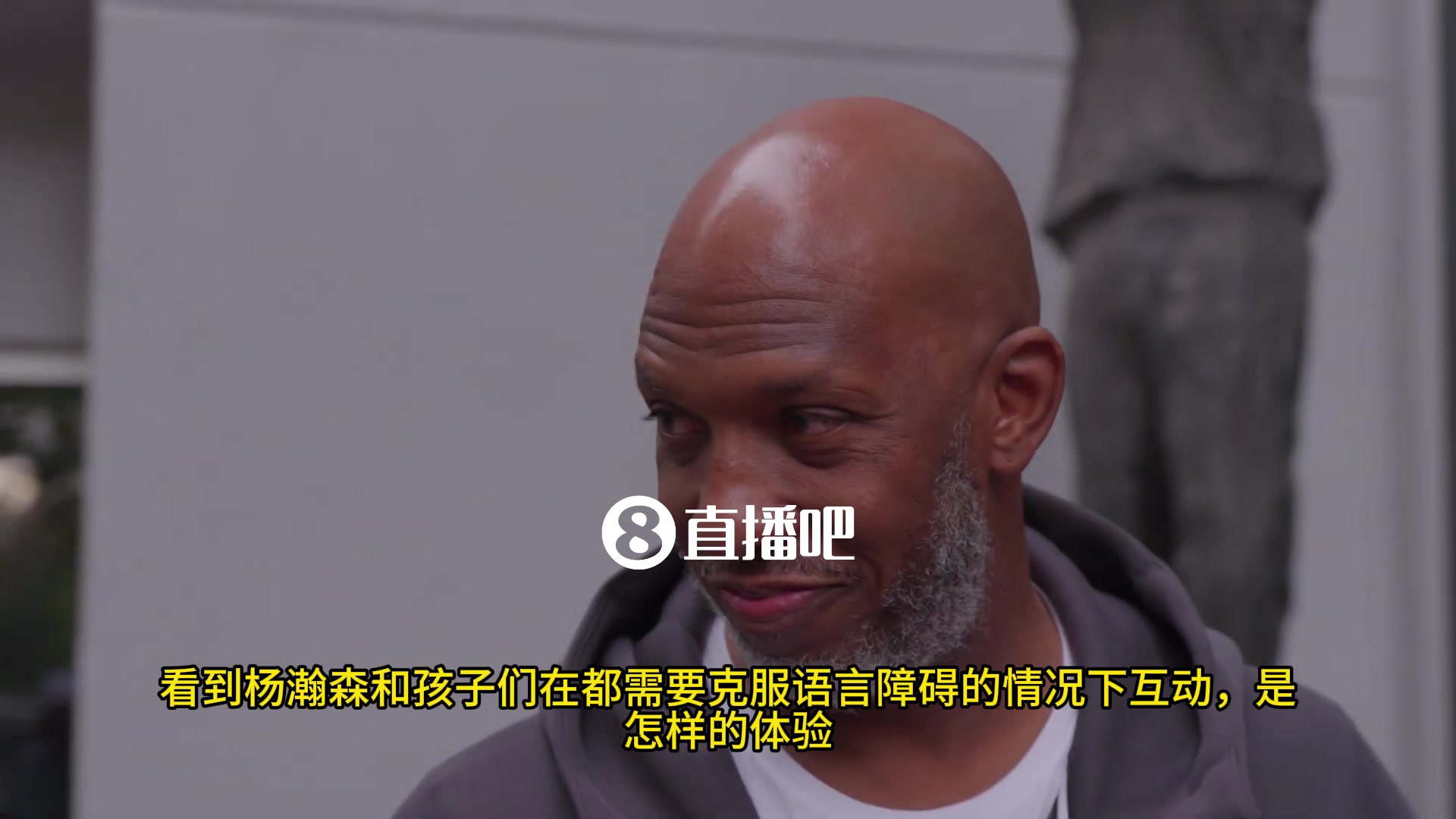 比卢普斯杨瀚森和孩子们沟通时语言障碍不是什么大问题孩子们对他很敬畏