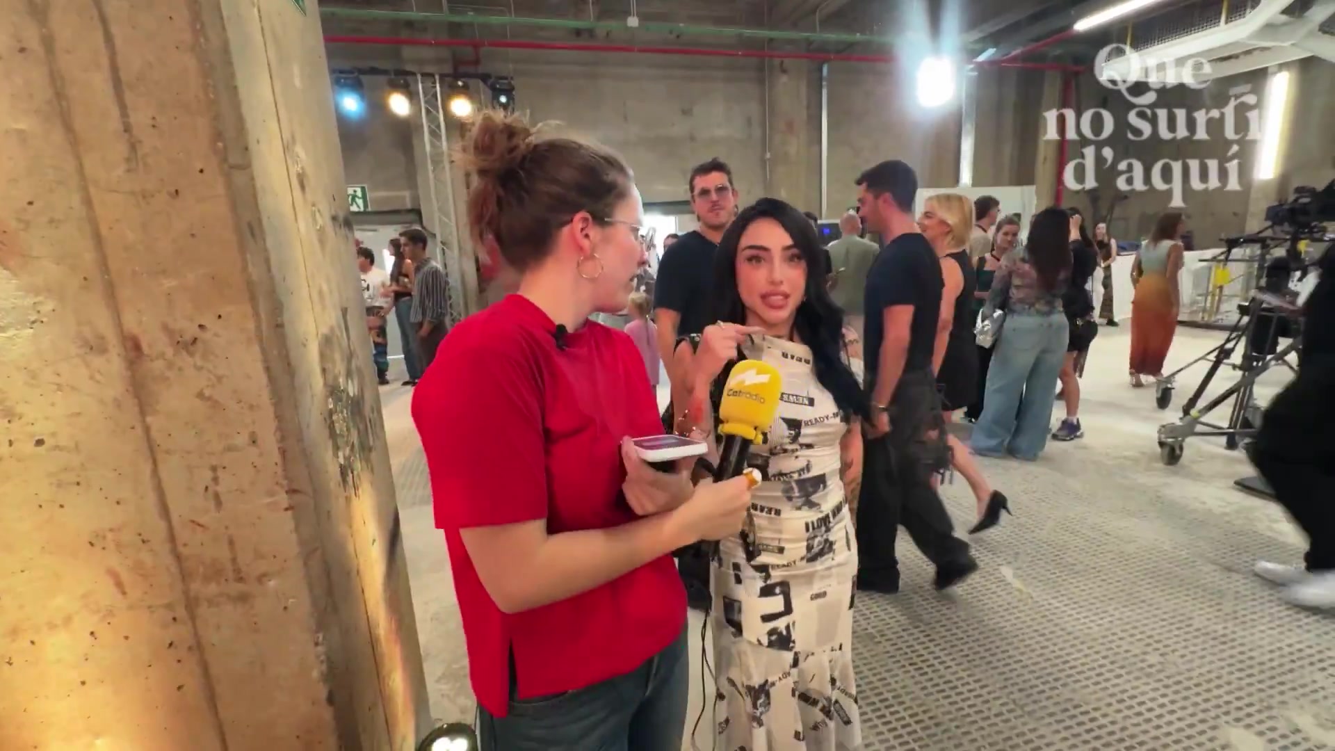 硬伤亚马尔女友活动穿10cm恨天高仍比女记者矮一头 硬伤亚马尔女友活动穿10cm恨天高仍比女记者矮一头