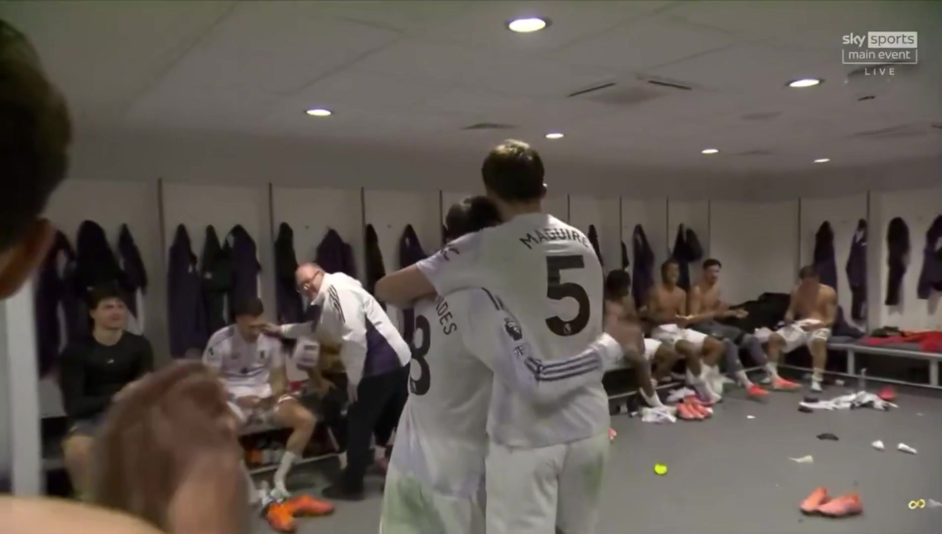 取胜功臣马奎尔接受采访后回到更衣室队友拍头鼓掌欢迎 取胜功臣马奎尔接受采访后回到更衣室队友拍头鼓掌欢迎