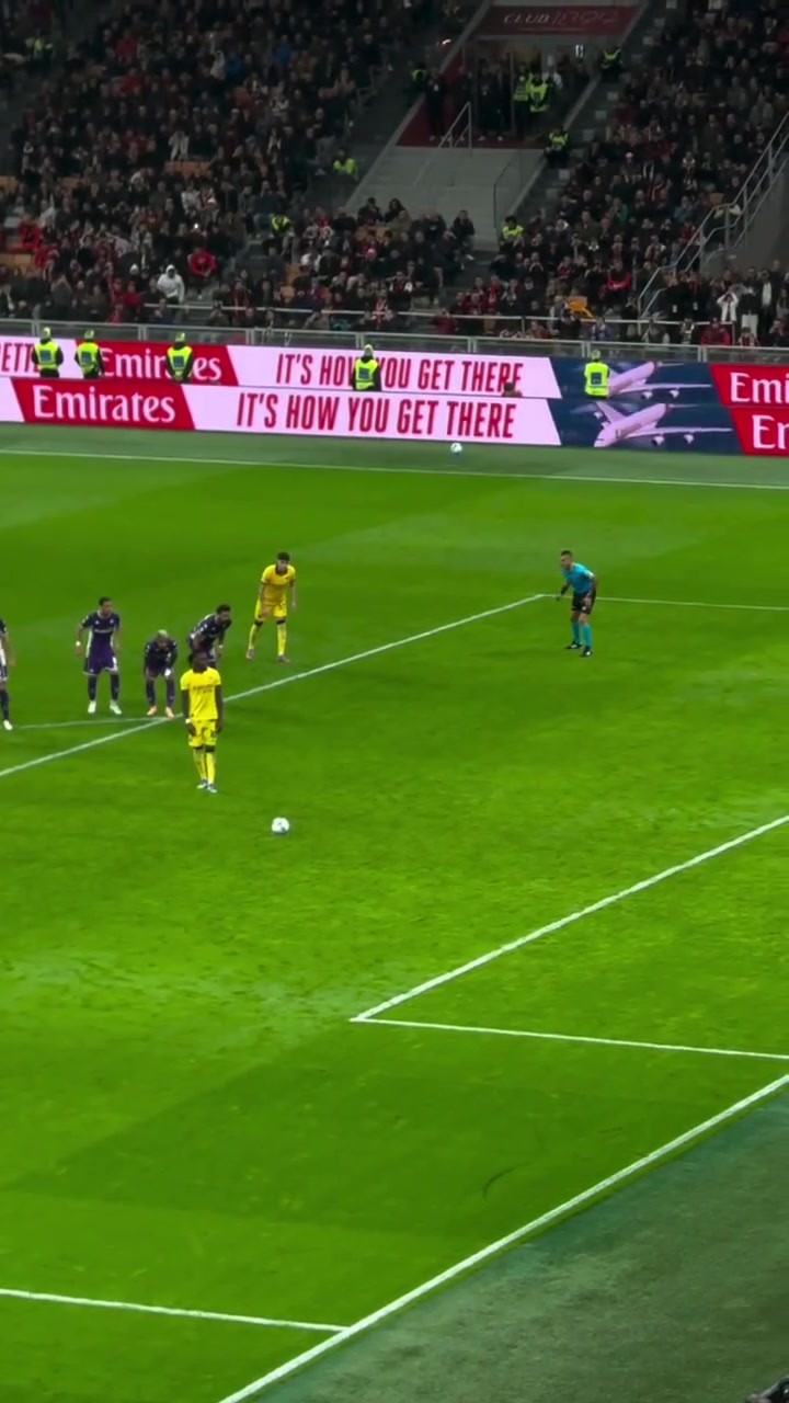 莱奥脱衣庆祝加比亚脱什么脱给我回来 莱奥脱衣庆祝加比亚脱什么脱给我回来