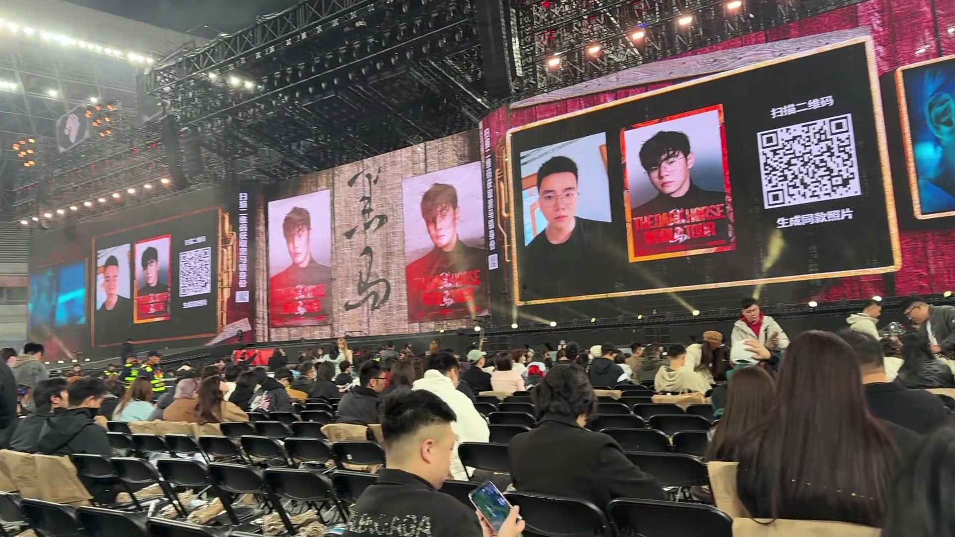 不对啊这是李荣浩演唱会啊也用上橘颂色的火焰暖场了 不对啊这是李荣浩演唱会啊也用上橘颂色的火焰暖场了