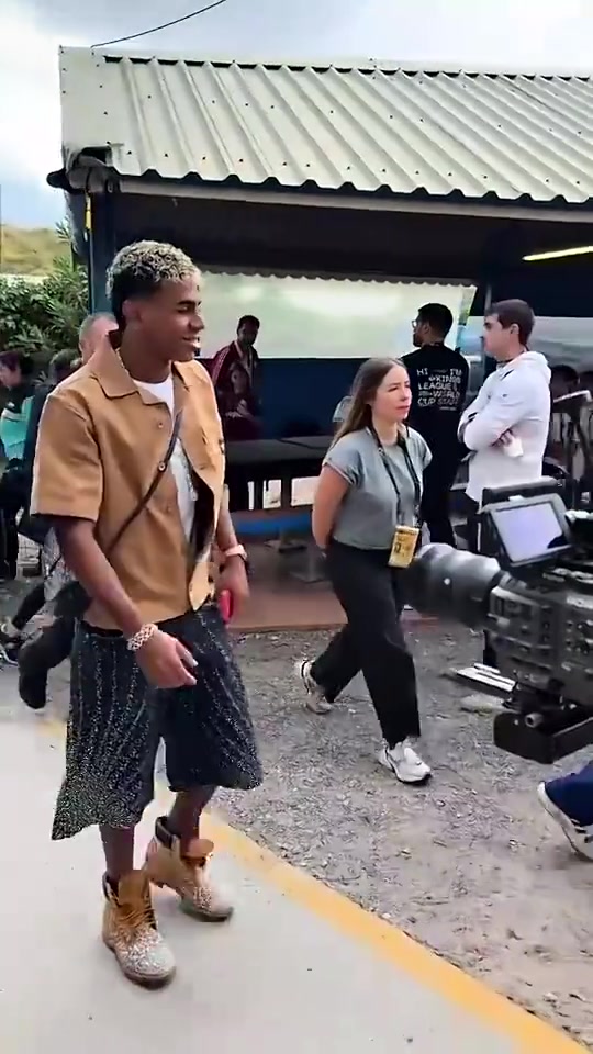 形影不离亚马尔带女友现身国王联赛球迷担心小孩哥被榨干 形影不离亚马尔带女友现身国王联赛球迷担心小孩哥被榨干