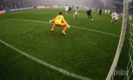 半场:拜仁0-0门兴,卡斯特罗普直红,路易斯-迪亚斯失良机